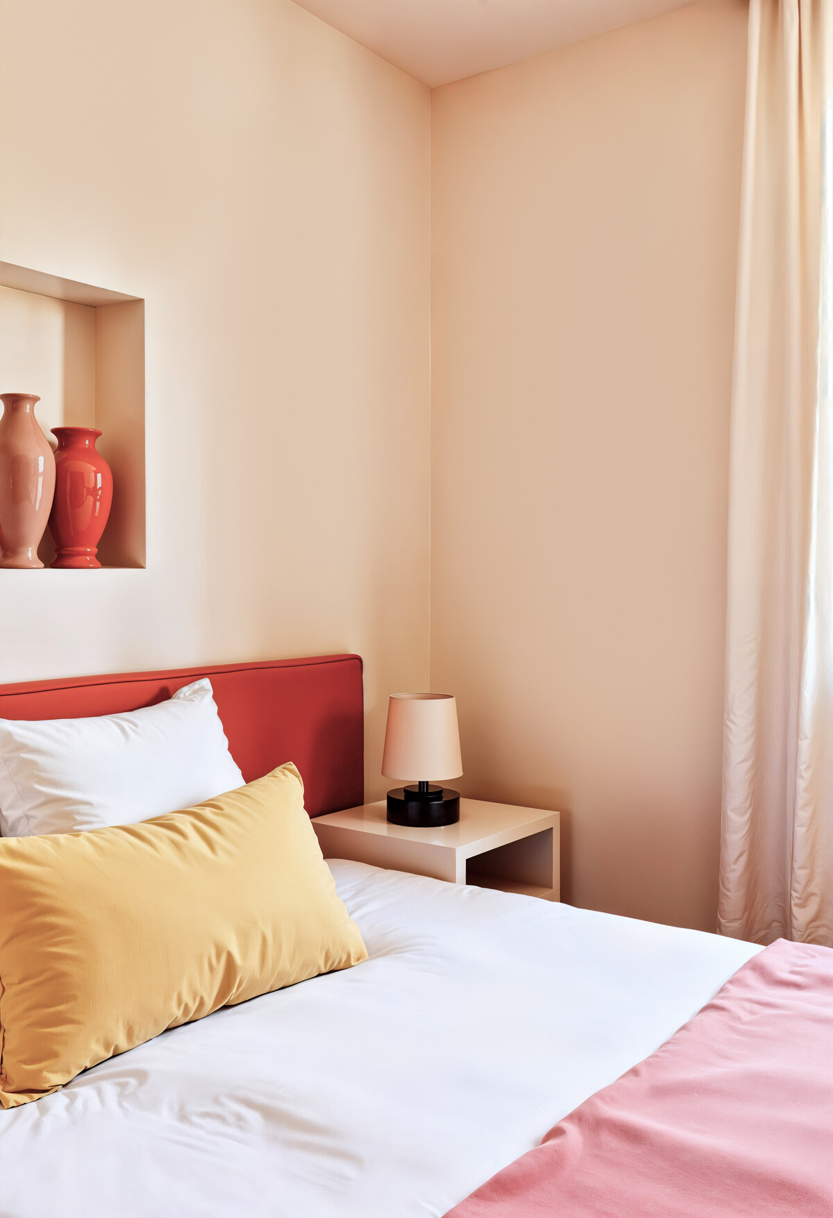 Cómo combinar colchas, cojines y cortinas sin errores